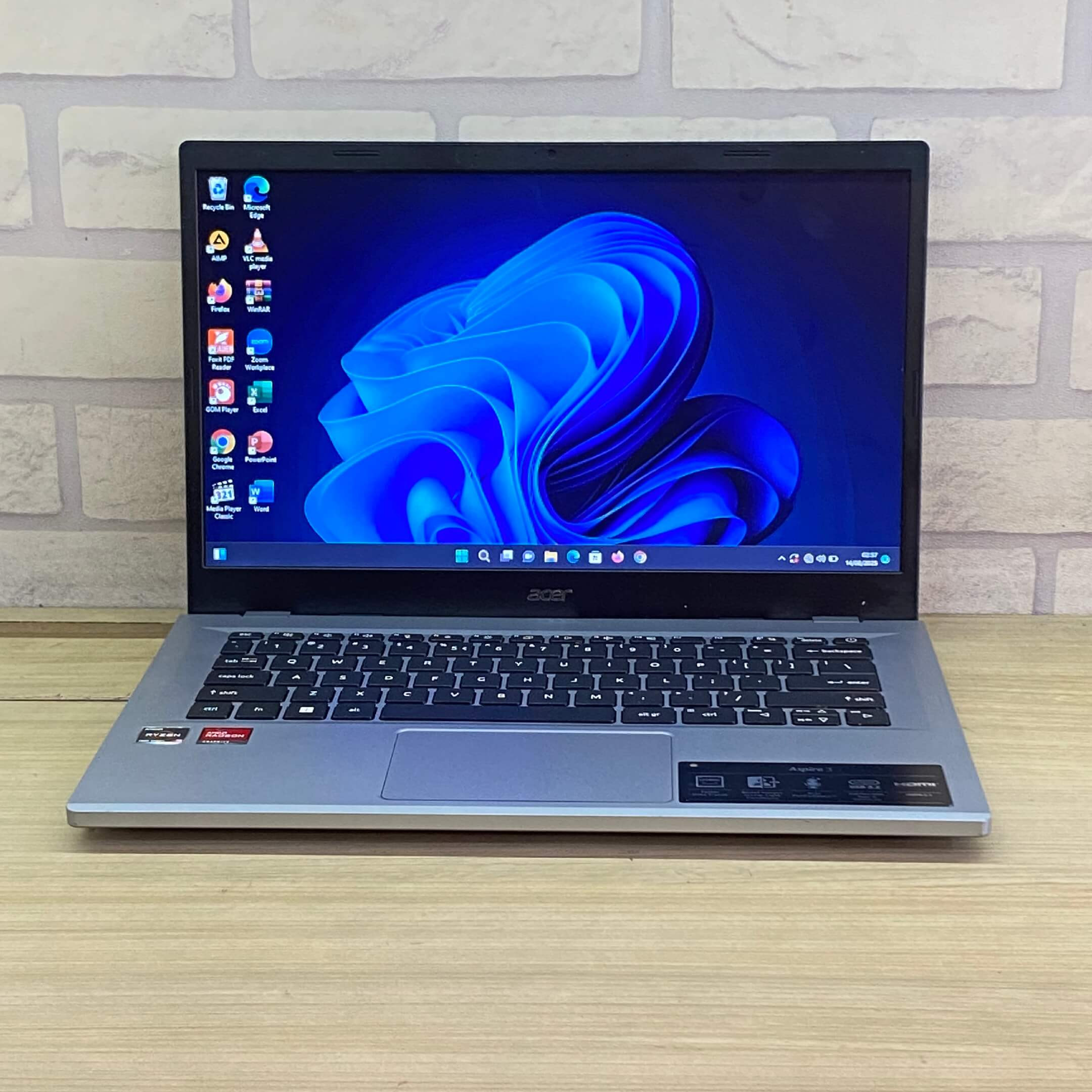 ACER A314 AMD  R3 RAM 8 SSD 2ND SILVER
