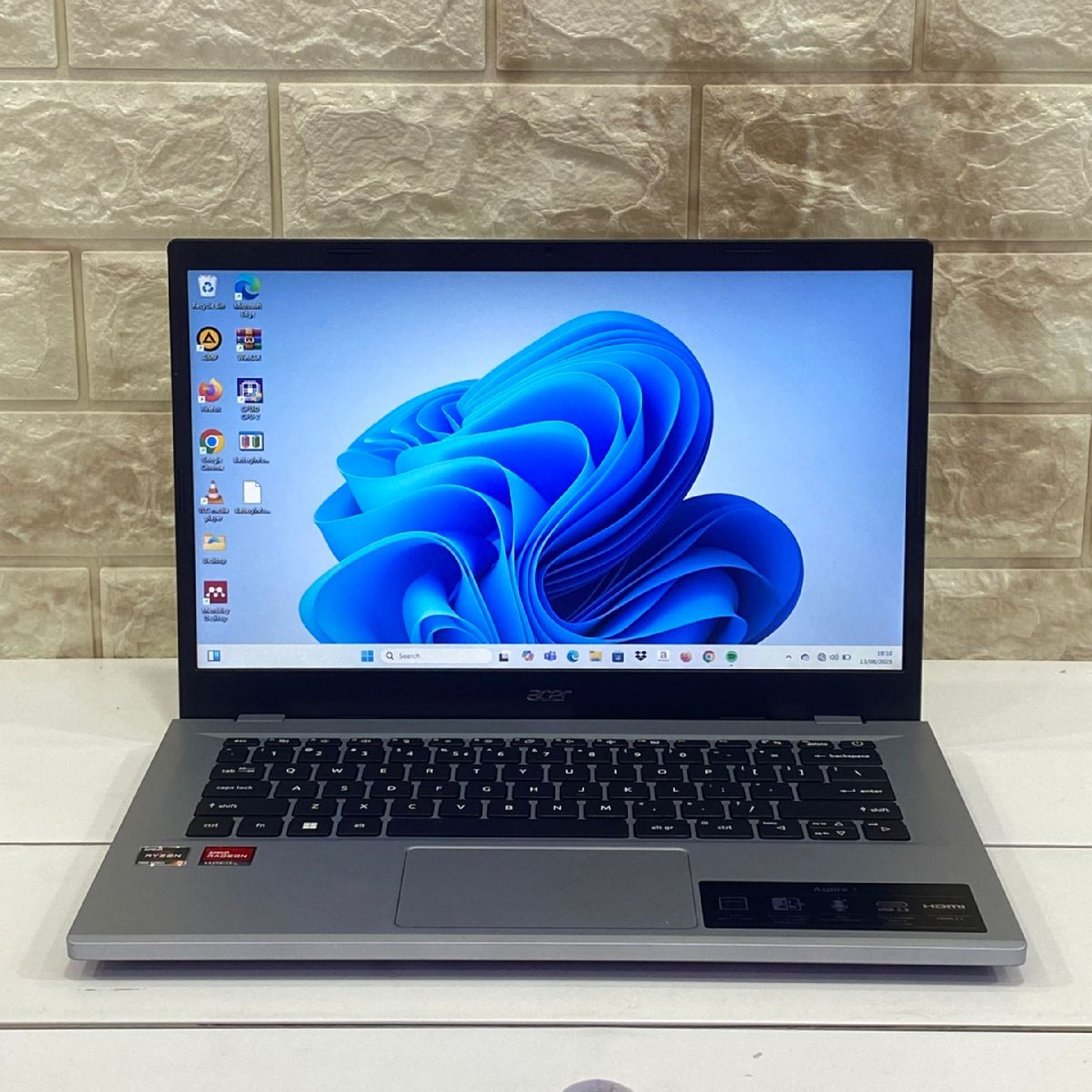 ACER A314 AMD  R3 RAM 8 SSD 2ND SILVER